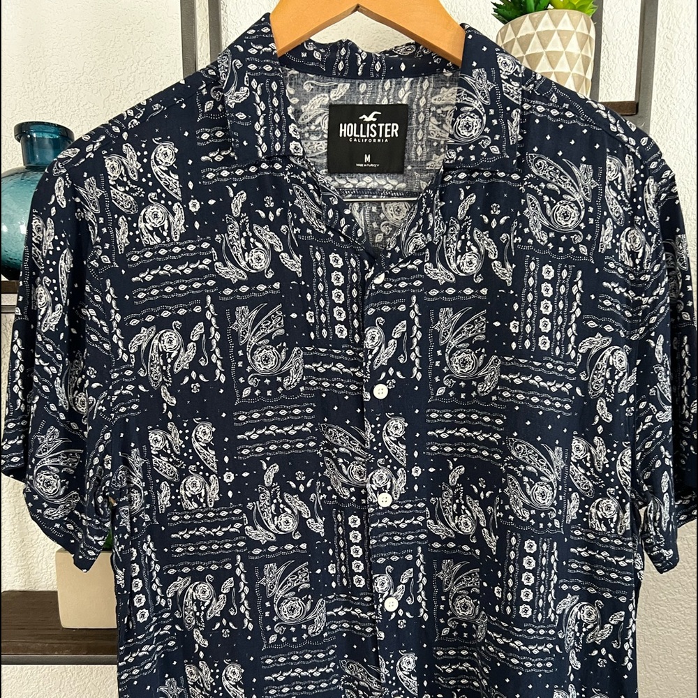 Men’s Hollister button down (Medium)